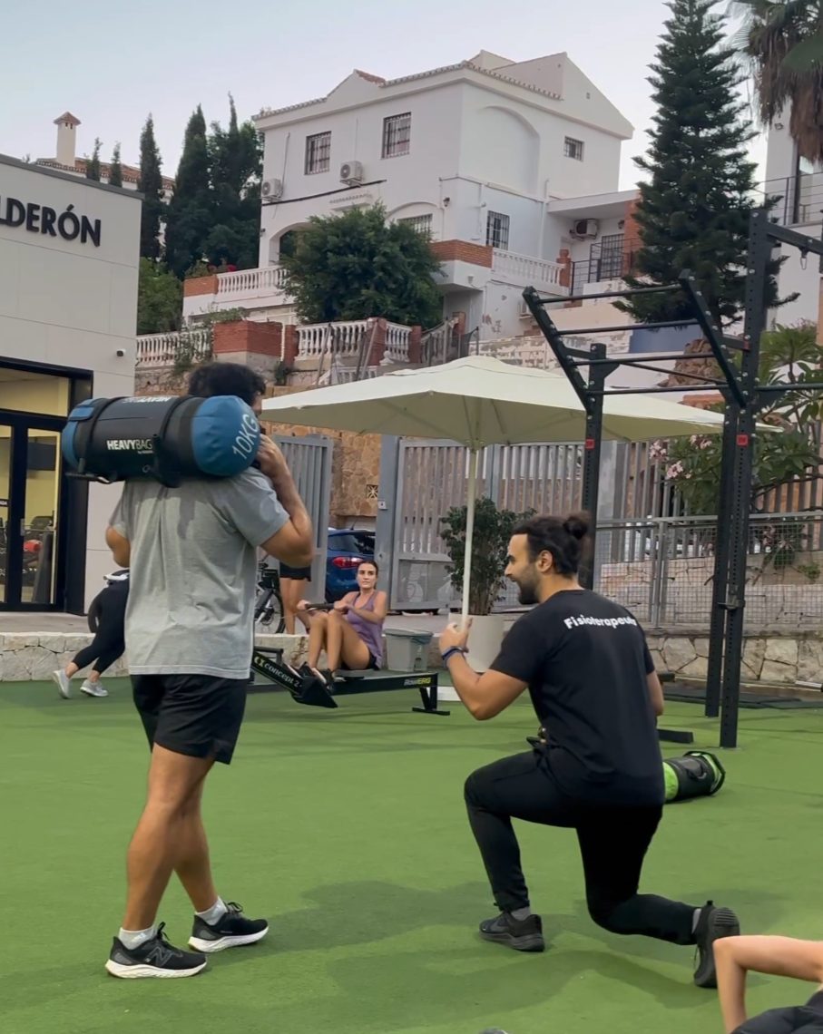 Álvaro tratando a un paciente en la camilla